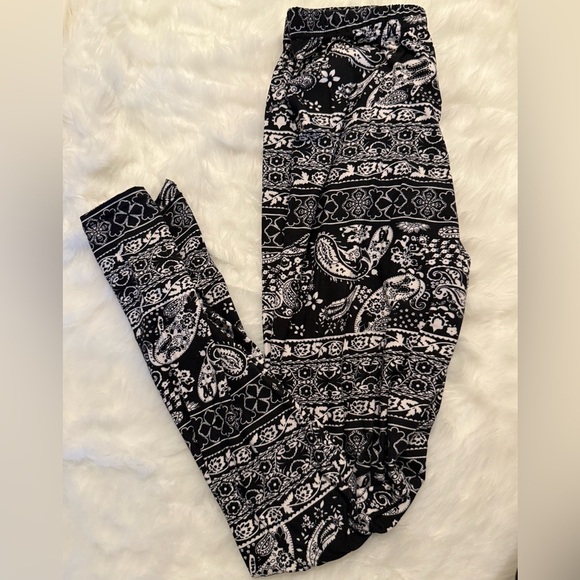 Women’s Black & White Paisley Pattern Leggings - Picture 1 of 7